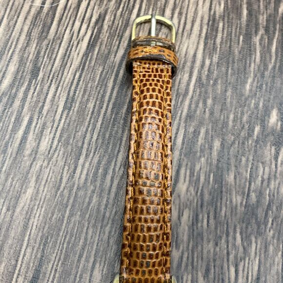 Vintage 4East Women's Watch Date Indicator Band Gold Tone New Battery - Picture 3 of 8